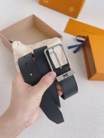 Lv这款Taurillon 小牛皮腰带采用Lv Logo金属环设计，适合休闲低调的男士使用；经典设计元素。宽度35Mm