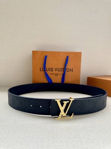 特 本款4.0宽 Lv Initiales 双面腰带选用崭新 Epi Xl 皮革，以丰盈触感演绎 Epi 图案的放大版本，翻转即见 Monogram 压纹。金属