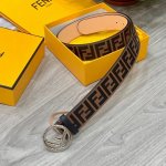 fendl 宽40Mm 标志造型宽皮带。钉扣式带扣。棕色小牛皮制成。印有浮雕手绘黑色与棕色 Ff 图案。镀金表面金属制品，品质保证。