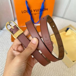 女士經典頂級休閒腰帶 寬度20毫米這款永恆優雅造型設計：搭配閃亮金色帶扣更加襯托出該設計的雅致之感 搭配任何裝扮皆宜！