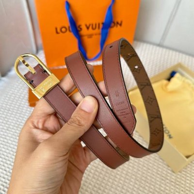 女士經典頂級休閒腰帶 寬度20毫米這款永恆優雅造型設計：搭配閃亮金色帶扣更加襯托出該設計的雅致之感 搭配任何裝扮皆宜！