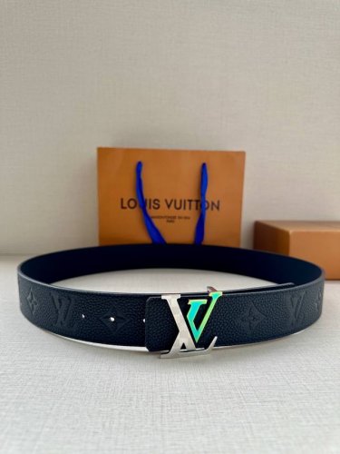 Lv 4.0宽 奢华款现代 Taurillon 皮革，饰以雅致大方的标志性 Lv 首字母。柔软结实的皮带，可搭配从礼服到休闲装各种服饰 双面Taurillon