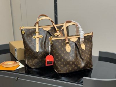 Lv Turenne手袋 ～俗称Lv饺子包，比起Montaigne， 这款的容量更大，而且袋口全封闭拉链，更能戳中很多姑娘的痛点 你是不是已经按捺不住了！ 尺寸
