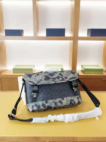 Coach 蔻驰 官网同步 高版本 斜挎单肩背包 永恒不过时的标志性产品 纯原单牛皮 顶级五金制作 非市面普通版本 贸易公司订单货 全部实拍 实用性非常高 完全