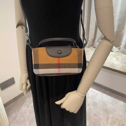 Burberry巴宝莉手机包，经典格子帆布拼接牛皮，斜挎小包官网同款 Mini手提包包 生活出门不需要带现金的时代，这个包完全可以满足你日常使用 尺寸：18X1