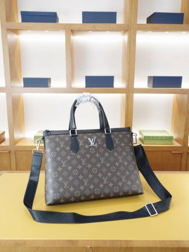 Lv 路易威登 官网同步 高版本 手提斜挎背包 永恒不过时的标志性产品 纯原单小牛皮 顶级五金制作 非市面普通版本 贸易公司订单货 今年最爱的款式 全部实拍 实