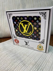 品名：Lv..路易..威登原单 材质：原单牛皮腰带 百分百头层牛皮腰带保证真皮，24K纯钢扣，专柜原单品质、做工精细，时尚大牌，送人自用首选 包装： 请认准如图