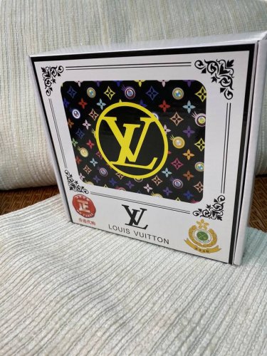 品名：Lv..路易..威登原单 材质：原单牛皮腰带 百分百头层牛皮腰带保证真皮，24K纯钢扣，专柜原单品质、做工精细，时尚大牌，送人自用首选 包装： 请认准如图