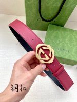 皮带宽度3.8Cmgucci在春夏系列，品牌标志性的双G菱形钢扣标识经重新诠释后，以光彩夺目的金色调呈现在这款男士黑色光面皮革腰带上。