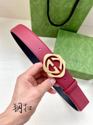 皮带宽度3.8Cmgucci在春夏系列，品牌标志性的双G菱形钢扣标识经重新诠释后，以光彩夺目的金色调呈现在这款男士黑色光面皮革腰带上。