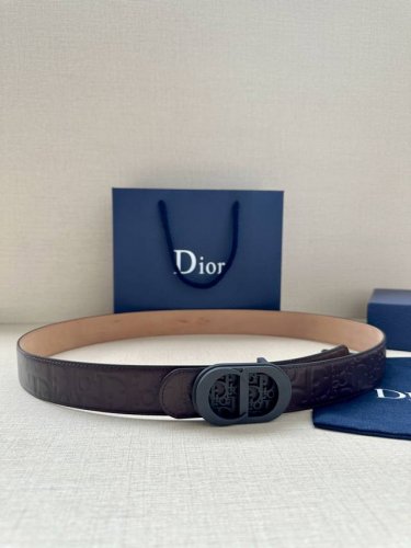 特 Dior 这款金属覆层黄铜腰带扣是二零二四春季系列新品，展示 Cd Icon 标志和 Oblique Cosmo 图案，致敬 Dior 的经典图案。可与各式