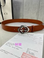 宽度4.0Cm Gucci 经典款单层树膏皮革腰带，配有品牌标志性双G带扣。无涂层褪色皮革材质 具备耐用不变形 此皮面手感光滑细腻衣橱必备百搭上品