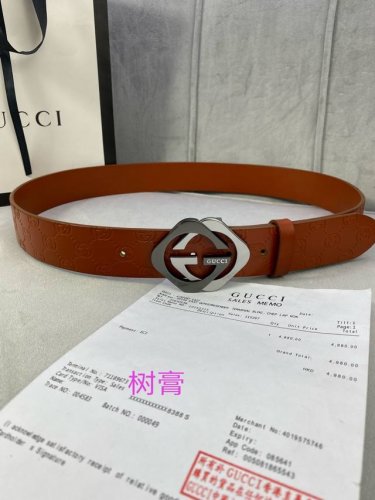宽度4.0Cm Gucci 经典款单层树膏皮革腰带，配有品牌标志性双G带扣。无涂层褪色皮革材质 具备耐用不变形 此皮面手感光滑细腻衣橱必备百搭上品