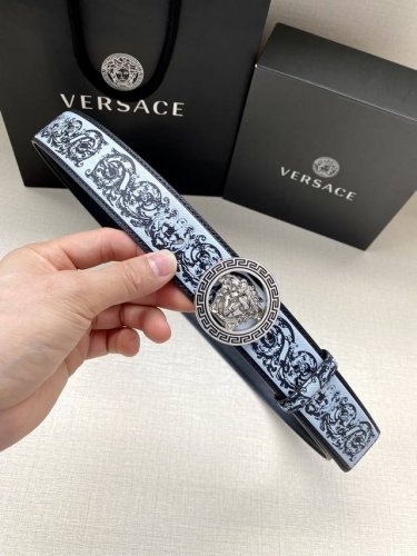 宽度4.0Cm Versace此款个性皮带由皮革制成，饰有Royal Rebellion印花，配有标志性Medusa五金配件搭扣