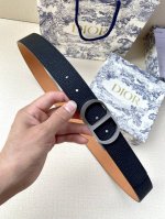 宽度3.5Cm Dior这款腰带扣采用“Cd”标志造型，以金属覆层黄铜精心打造。可与各式35毫米腰带搭配，提升格调，打造优雅精致的造型。 牛皮革双面腰带融合奢华