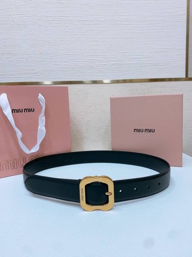 特 -Miumiu缪缪 这款皮革腰带是提升别致造型品味的理想之选。醒目的刻字五金徽标搭配方型针扣，手感柔软细腻的小牛皮。非常时尚百搭 专柜新款 宽:3.4Cm