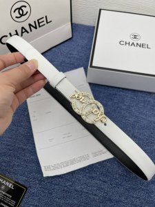 品牌香奈儿女带 描述双面原版皮可调节式皮带，小牛皮材质，配有钯金色和银色钢金属扣 牛皮材质 不锈钢 香奈儿扣 2.0厘米 意大利制造 腰带为意大利尺寸，请在购买