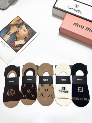 配包装 一盒5双 Fendi 芬迪 经典字母Logo 纯棉船袜 ，Ins超火爆空调袜，纯棉面料，潮人必备 ，经典配色 个性时尚百搭款，你值得拥有哦
