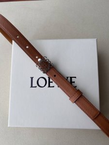 品牌:博柏利 价格 尺寸:带宽20Mm 正品尺寸 五金材质:专柜精品扣 真空电镀 工艺精细 带身材质:天然头层牛皮 质感十足 手感柔软 时尚个性 经典百搭 可自