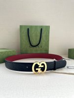 宽度4.0Cm Gucci 互扣式双g带原单钢扣，源自品牌现代风格典藏设计，经过重新诠释而别具新意。呈现于纤细的皮革腰带之上。