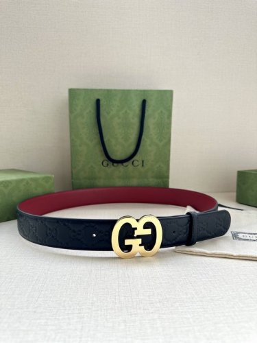 宽度4.0Cm Gucci 互扣式双g带原单钢扣，源自品牌现代风格典藏设计，经过重新诠释而别具新意。呈现于纤细的皮革腰带之上。