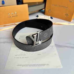 L0Uis Vuitt0N 今季新品 男士原單腰帶 寬度40毫米 雙面進口頭層小牛皮絲印圖案Logo設計 搭配最新精鋼五金 可雙面佩戴 適合沈穩低調的男士使用