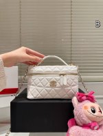 七夕礼盒 配挂件 Chanel 25P新款小C扣Lp饭盒包白色好可爱啊 看习惯了Lp黑色饭盒包，换成了纯白色饭盒包这也太适合夏天了呀 简单大方的设计，显得很百搭