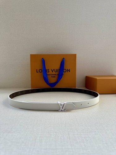 本款2.0宽 Lv Circle 双面腰带拼接皮革和 Monogram 帆布，以 Lv Circle 标识搭扣释放瞩目格调。灵活设计可搭配牛仔着装或雅致造型