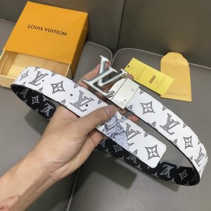 特 寬：40Mm 正品打造！編號对版！純正的時尚精品，此款Reverso腰帶將兩種新版Monogram帆布配色與其他經典色款相搭配，皮带尾部印有两种不同的动物图