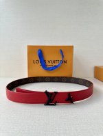特 本款3.0宽Pretty Lv 双面腰带以华美皮革和 Monogram 帆布演绎两式风尚，凝聚工艺淬炼和创意巧思。莹泽金属雕琢 Lv Initiales 搭