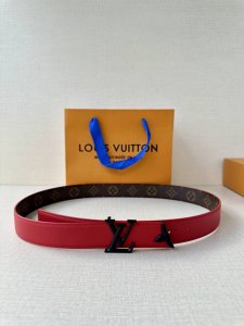 特 本款3.0宽Pretty Lv 双面腰带以华美皮革和 Monogram 帆布演绎两式风尚，凝聚工艺淬炼和创意巧思。莹泽金属雕琢 Lv Initiales 搭