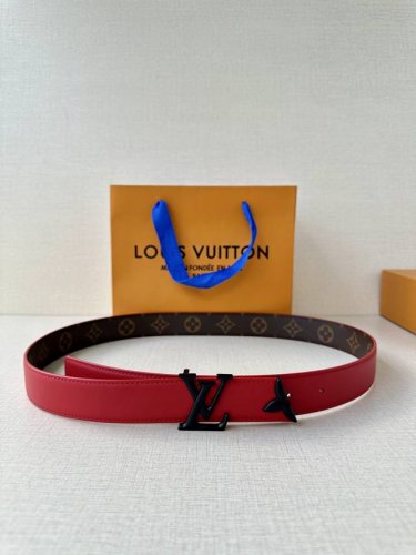 特 本款3.0宽Pretty Lv 双面腰带以华美皮革和 Monogram 帆布演绎两式风尚，凝聚工艺淬炼和创意巧思。莹泽金属雕琢 Lv Initiales 搭
