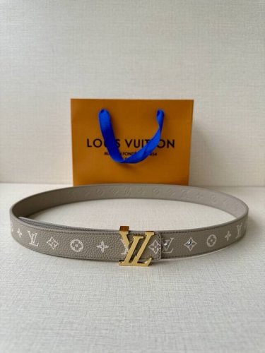 3.0宽Lv 双面荔枝腰带以新颖视角解读路易威登经典元素 Monogram Empreinte 压纹皮革含蓄流露品牌气息，翻转即现 Monogram 压花一面