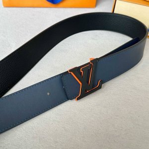 L0Uis Vuitt0N 專櫃最新升級版本 寬度40Mm 原廠荔枝紋面内衬進口柔軟小牛皮底 搭配新型字母搭扣 百搭易襯