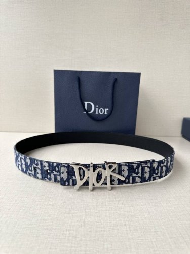 宽度3.5Cm Dior 这款不锈钢金属腰带扣是春季系列新品，展示 Cd Icon 标志和 Oblique Cosmo 图案，致敬 Dior 的经典图案。可与各