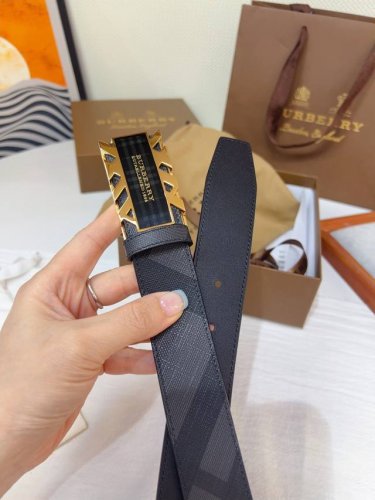 新款 Burberry 巴宝莉专柜同步上新 意大利制腰带 精选光滑皮革与粒纹皮革制成 饰牌搭扣装饰品牌专属标识图案 宽:3.5Cm 精致优雅