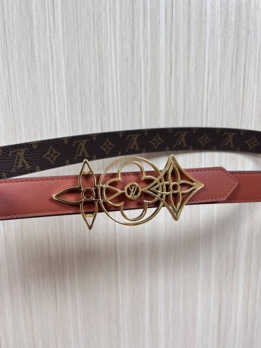 当季新款，2.5宽双尖原单1比1.一面帆布印老花，一面棕色进口牛皮，.搭配精品花机扣。