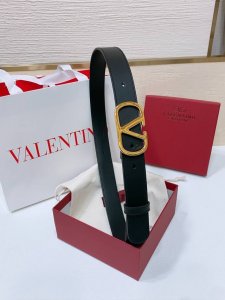 Vlogo Signature搭扣 亮面小牛皮腰带 -施华洛钻 光面搭扣 -进口小牛皮材质 进平纹带身 -宽度 3厘米