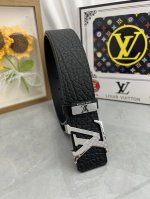 品名：Lv..路易..威登原单 材质：原单牛皮腰带 百分百头层牛皮腰带保证真皮，24K纯钢扣，专柜原单品质、做工精细，时尚大牌，送人自用首选 包装： 请认准如图