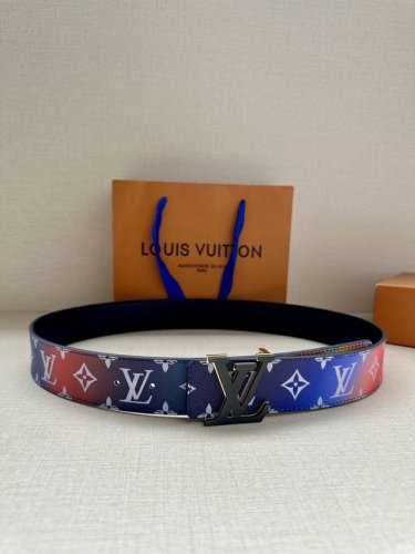 特 4.0宽Lv Pyramide This Is Not Mng 双面腰带令 Monogram 图案沉入朦胧意境，反面衔接做旧光滑牛皮革，一展艺术气息。Lv