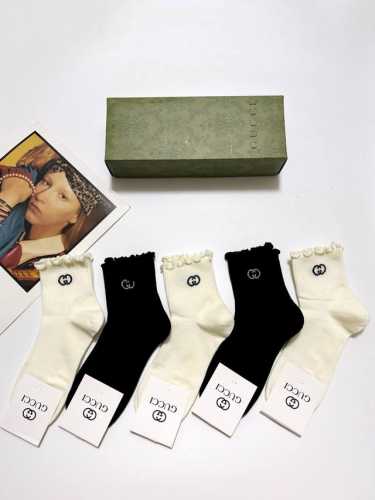 爆款回货 配包装 一盒5 双 Gucci 古琦 经典字母Logo 纯棉短筒袜 ，男女同款 ，Ins超火爆短袜，纯棉面料，潮人必备 ，经典配色 个性时尚百搭款，你