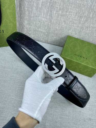 宽度4.0Cm 互扣式双g菱形施洛华镶钻精品钢扣腰带，采用热压印技术的gucci Signature皮革精制而成，触感厚实，印花图案清晰分明。