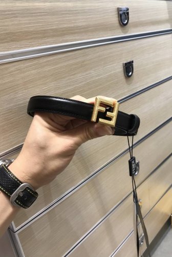 配送专柜包装 打孔针 特批 宽20 Mm，原单进口双面头层牛皮，搭配原单钌钯电镀F扣，支持Nfc 手感.油边近乎完美，原产皮料定制，质感无可挑剔，出众的细节，高