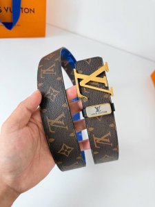 品名： Lv..路易..威登腰带皮带原单 型号：挂扣，经典纯钢材质挂扣，头层牛皮，图片实物拍摄 材料：头层牛皮，挂扣系列，纯钢材质扣头，钯镀电镀工艺永不掉色。原