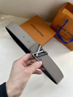 特 奢华款现代 Taurillon 皮革，饰以雅致大方的标志性 Lv 首字母。柔软结实的皮带，可搭配从礼服到休闲装各种服饰