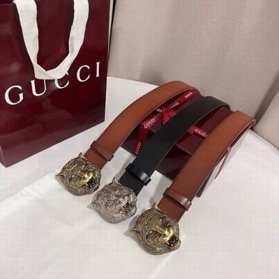 古奇 虎仍然是古驰 Gucci 的独特标志。虎形图案在Double G搭扣上形成一个G形，其灵感来自70年代的档案设计。 Cuir彩色皮革，带生切边 黄铜五金