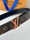 4.0宽 Lv Pixel 双面腰带为经典搭扣注入潮流新意，令标志性 Lv 字母胶扣映现立体像素效果。Monogram 帆布和素净皮革切换两式风尚