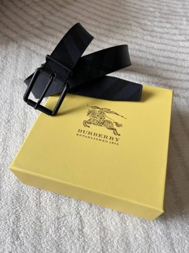 Bur～Berry 巴～宝莉 专柜同款 男士休闲腰带 宽3.5Cm精选品牌标志性 London 蓝格纹，搭配原版平滑牛皮 哑黑五金扣环镌刻 Bur～Berry