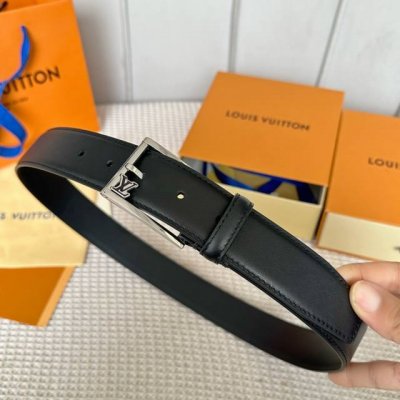 特 寬度：35Mm 驢家最新品 男士經典頂級休閒腰帶 寬度35毫米 品牌專用平紋Togo紋小牛皮搭配小牛皮底 全新開模精品針扣設計 多色選