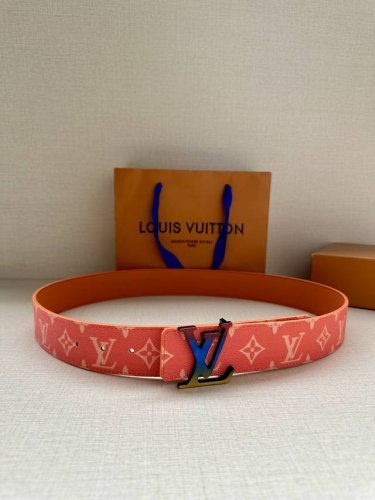 特 Lv Initiales 4.0宽双面腰带是 年春夏男装系列的配饰。Taga 皮革触感柔软，与另一面的Monogram 帆布碰撞色彩。同色 Lv 字母以抛光